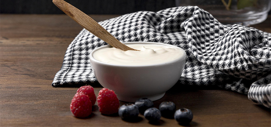 Skål med yoghurt, blåbär och hallon